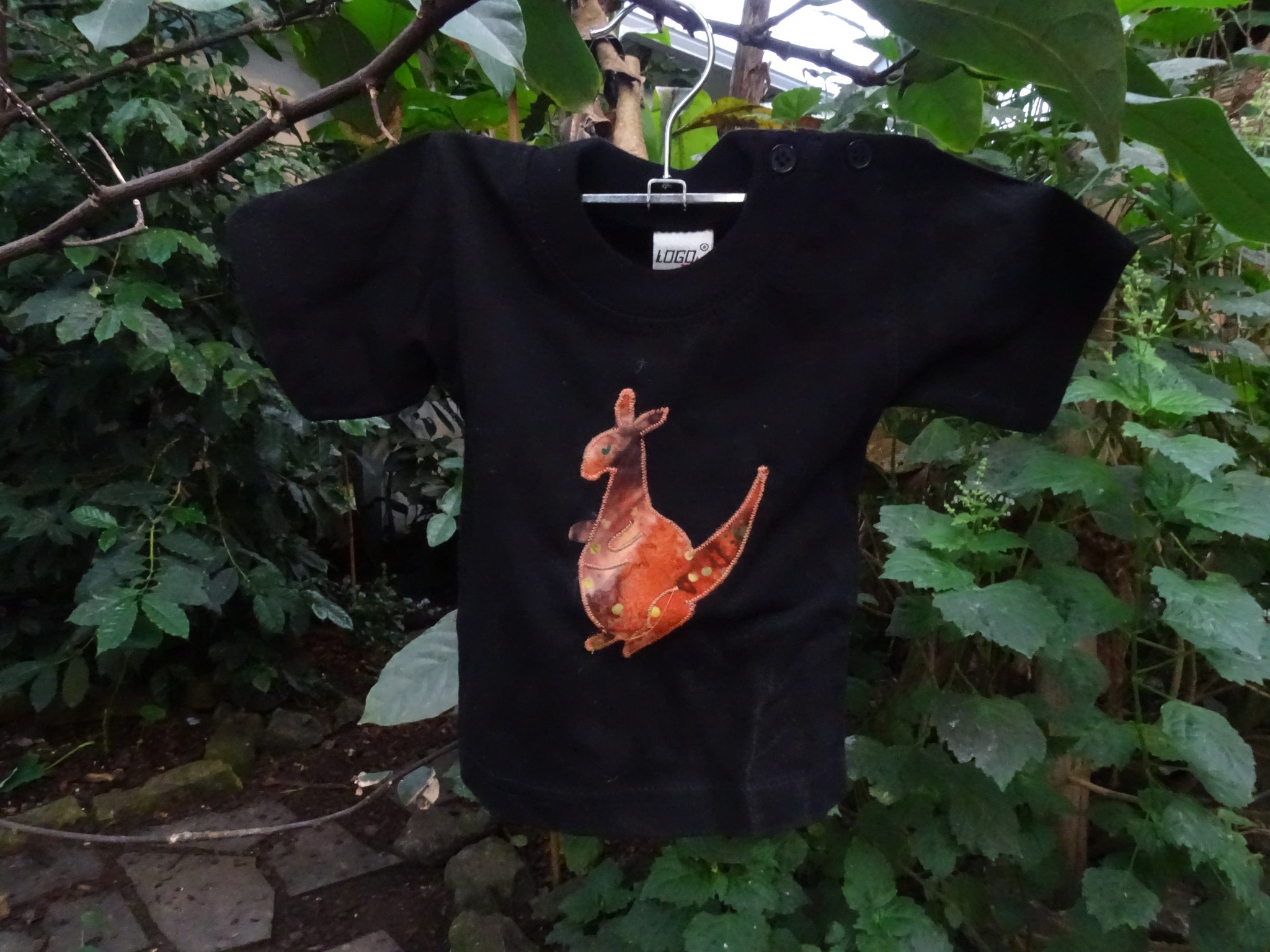 Perfecte t-shirt voor je kleintje! Homemade, met een vrolijk gebatikte walibi erop.

Nu van 19.50 voor 15 euro!